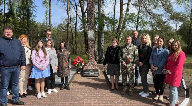 Возложение цветов к памятнику семье Кижеватовых